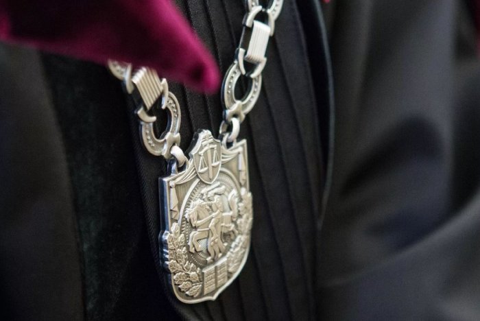 Ką slepia Europos šalių teisėjų mantijų simboliai ir kokius istorijos labirintus teko įveikti Lietuvos Aukščiausiajam Teismui? 